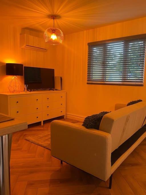 Cozy Cabin With Modern Comforts Wootton  Exteriör bild
